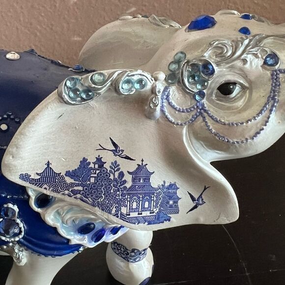 The Hamilton collection sparkling blue willow elephant figurine - Picture 10 of 12